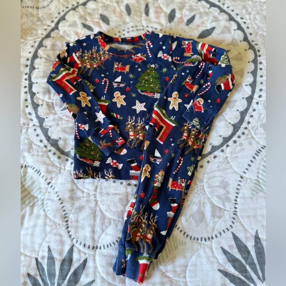 Boutique Books To Bed Festive Holiday Pajama Set. Size 2